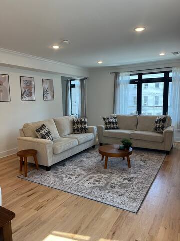 Spacious New Lux 3bed2bath w/ parking-Mins to NYC gallery image 3