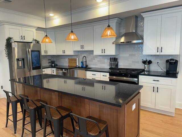 Spacious New Lux 3bed2bath w/ parking-Mins to NYC gallery image 2