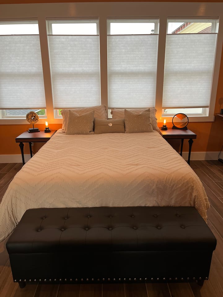 Un lit moelleux de taille « queen » est fourni comme espace de couchage principal. Du linge de maison supplémentaire est fourni dans le dressing.