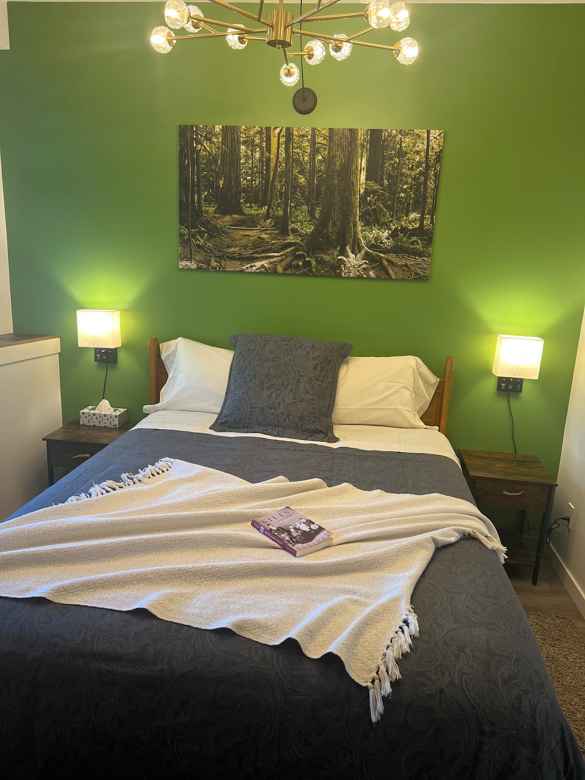 Cama tamaño queen con sábanas de calidad. La habitación cuenta con área de escritorio y armario con portaequipajes.