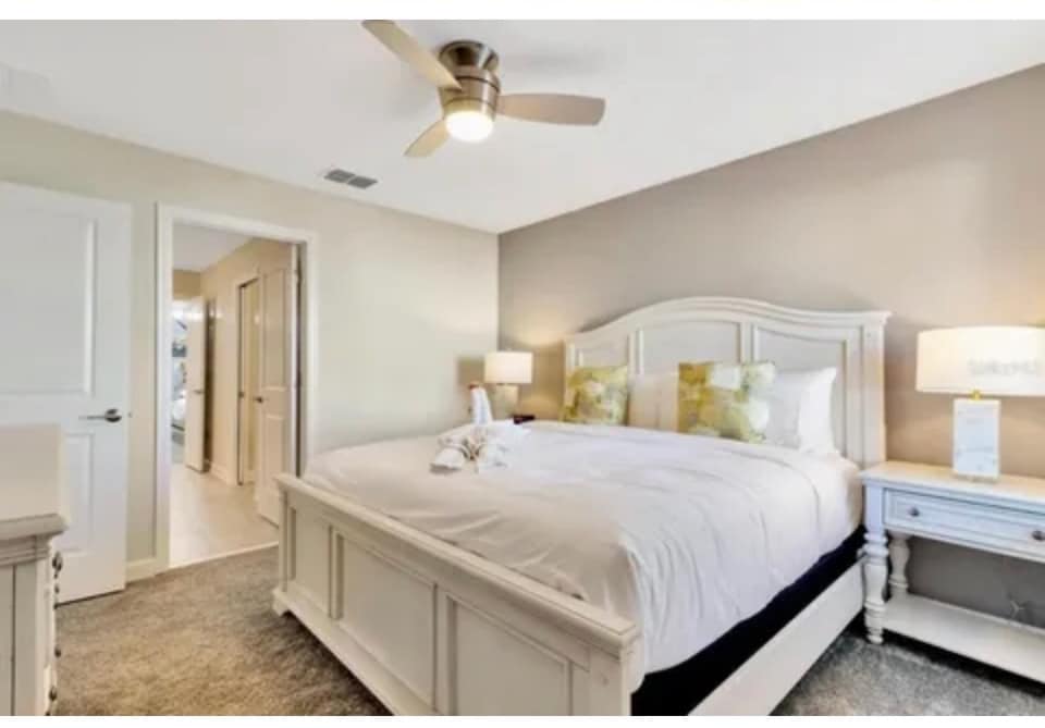 ห้องนอนอยู่ข้างห้องน้ำตามที่แสดงในรูป อย่างไรก็ตามคุณต้องผ่านประตูด้านนอกห้องเพราะห้องน้ำเป็นห้องน้ำรวมตามที่อธิบายไว้ในที่พัก 