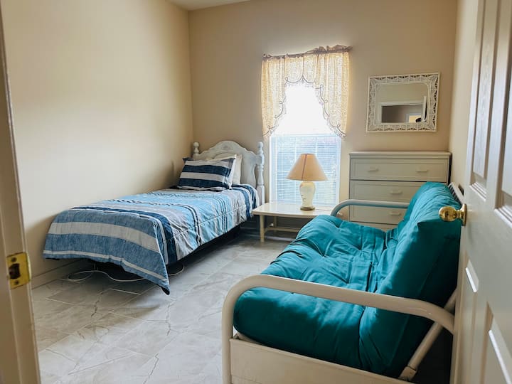 Гостинска спална соба со брачен кревет (широк 150-179 см) и футон 