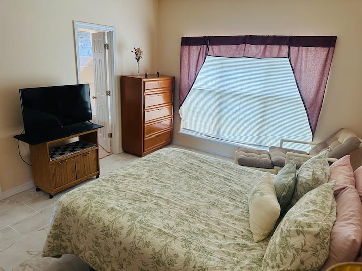 Примарна спална соба со бања и паметен телевизор