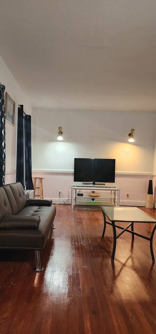 Airbnb Urban Nest: Cozy 2nd Floor Haven