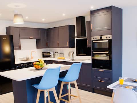 Spacious 4-Bed Home, & Parking, Sleeps 9