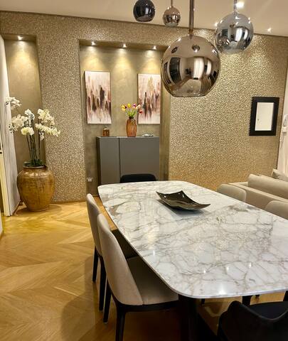 Luxury Gold Apt – centro città, vicino a Centrale gallery image 5