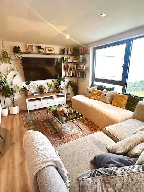 Ocean view flat with cozy vibes