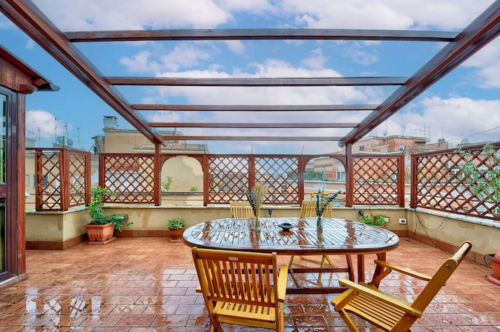 Attico Vicino San Pietro -Metro A,WiFi & Smart TV