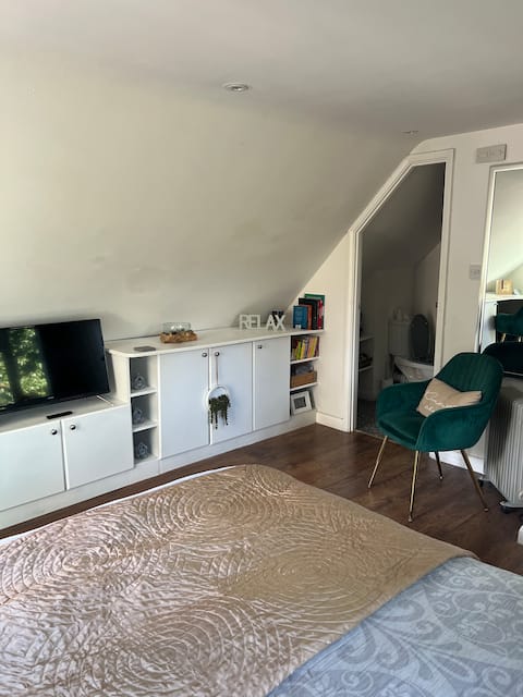 Top Airbnb: “Treetops” - Studio Amongst the Trees in Rushmoor