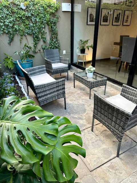 Leon•403 | Invoicing, Family Business, Pets