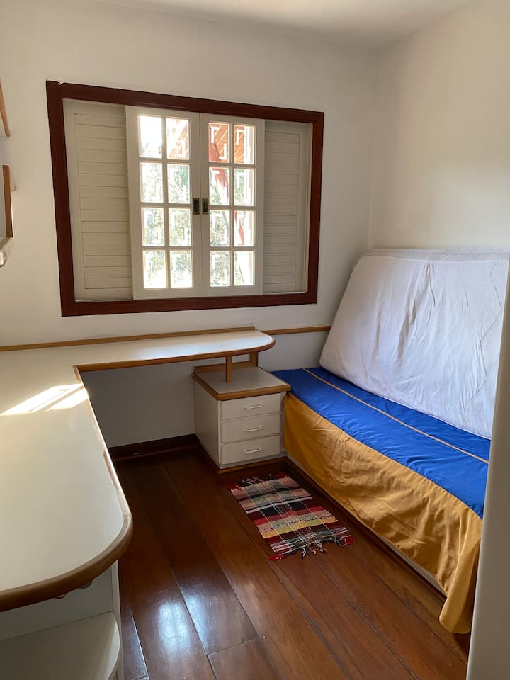 חדר שינה עם מיטת יחיד ומזרן נוסף 