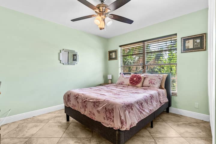 Спалня 3 има изглед към задния двор, двойно легло, килер, шкафче за една нощ, един скрин и телевизор. 