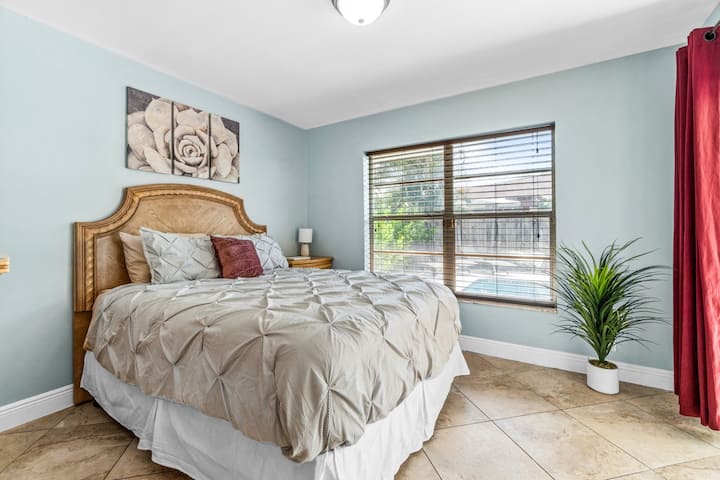 Спалня 4 има двойно легло, самостоятелна плъзгаща се стъклена врата с изглед към басейна, едно нощно шкафче и един скрин с огледало. 