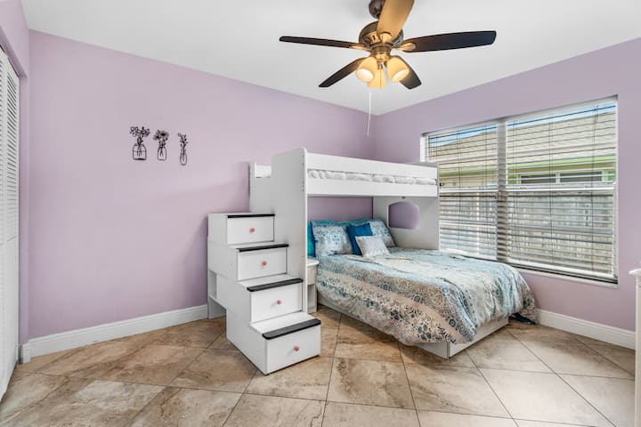 Тази спалня има двуетажно легло с двойно/пълно легло отдолу и единично легло отгоре. Стаята разполага и с едно нощно шкафче, един скрин и килер. 