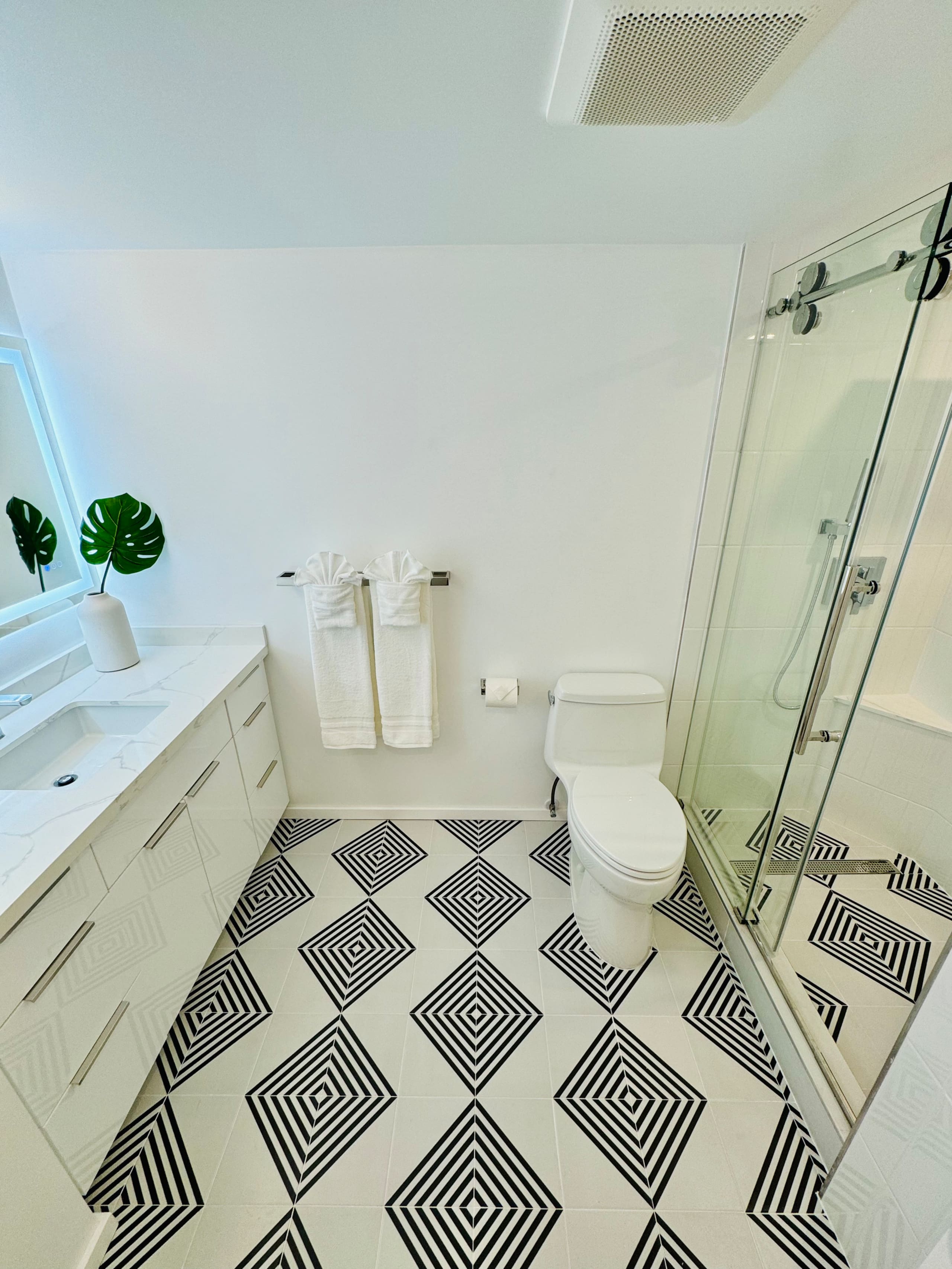 Condo in Honolulu · ★4.97 · 1 bedroom · 2 beds · 1 private bath - Image 21