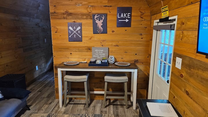 Mesa de comedor y sillas.