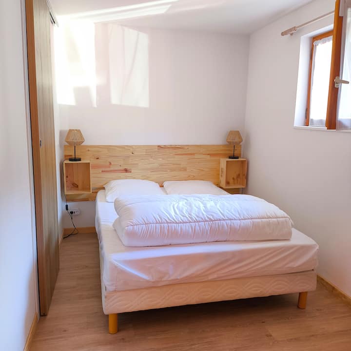 寝室ベッド140 × 190 
クッション65 × 65
羽毛布団220 × 240