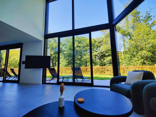 Moderna Villa con piscina gallery image 5