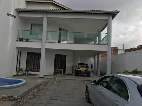 Beautiful with 5 bedrooms, swimming pool and gourmet area!