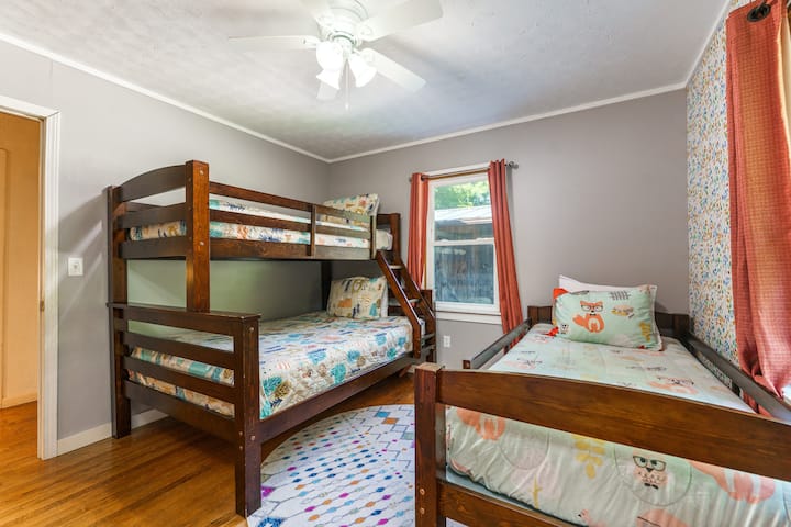 Svijetli i vedri, savršen za obiteljske avanture s neobičnim ukrasima i udobnim krevetima