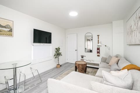 Successful Airbnb property: 2BR near Walkerville | Steps to Dining & Transit in East Windsor