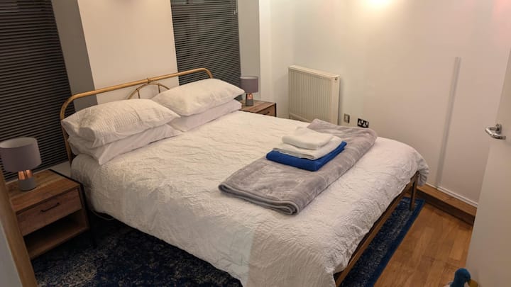 Dormitorio principal. Cama tamaño king. Edredón. Manta adicional. Toallas para huéspedes. 
En el armario/armario. Tabla de planchar y plancha 