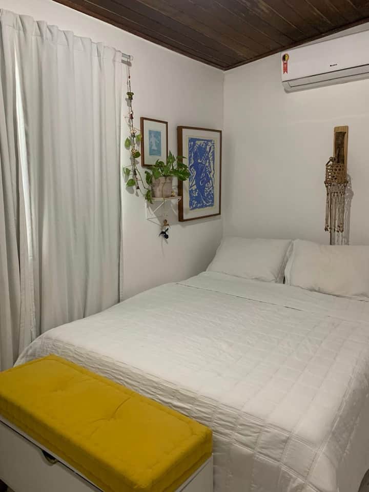 Udobna soba s ormarom, TV-om, dodatnim radnim stolom. Pažnja: nema klima-uređaj, samo ventilator 