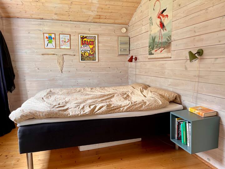 Quarto com cama de casal - quarto de passagem para o banheiro.