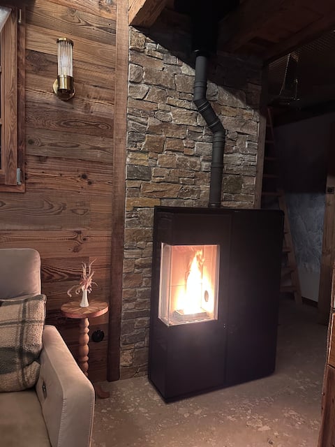 Top performing Airbnb: The small Savoyard chalet 4* + jacuzzi + Aravis view in La Giettaz