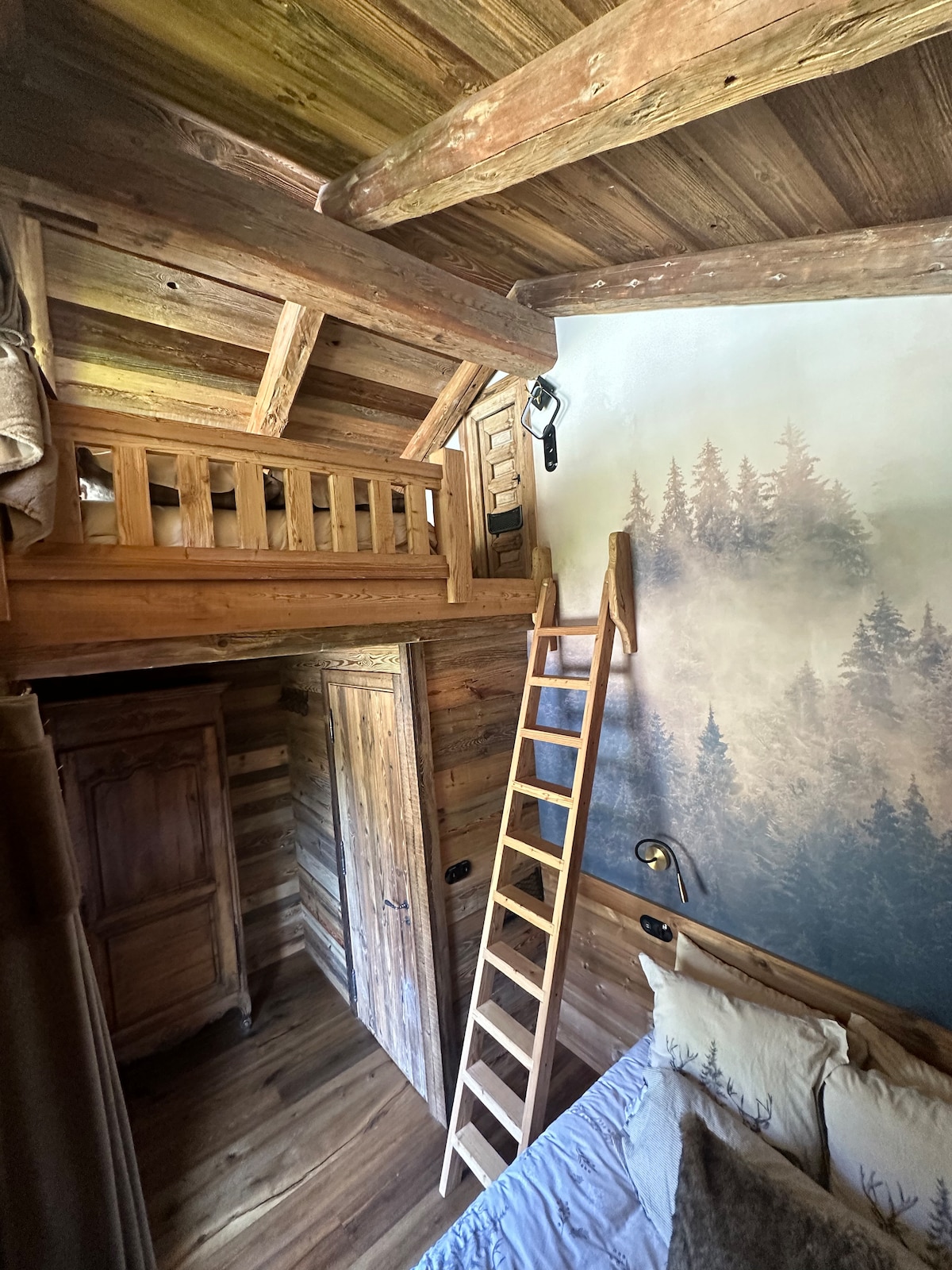 Допълнителни условия за спане на мецанина. Това е истински двоен матрак на пода. 