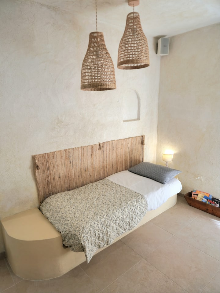 The third guest's bed is a masonry sofa bed:
In the photos it does not 100%, there are photos of the sofa with the backrest, we edited it to make it more comfortable and practical
We'll send you simple bed management directions