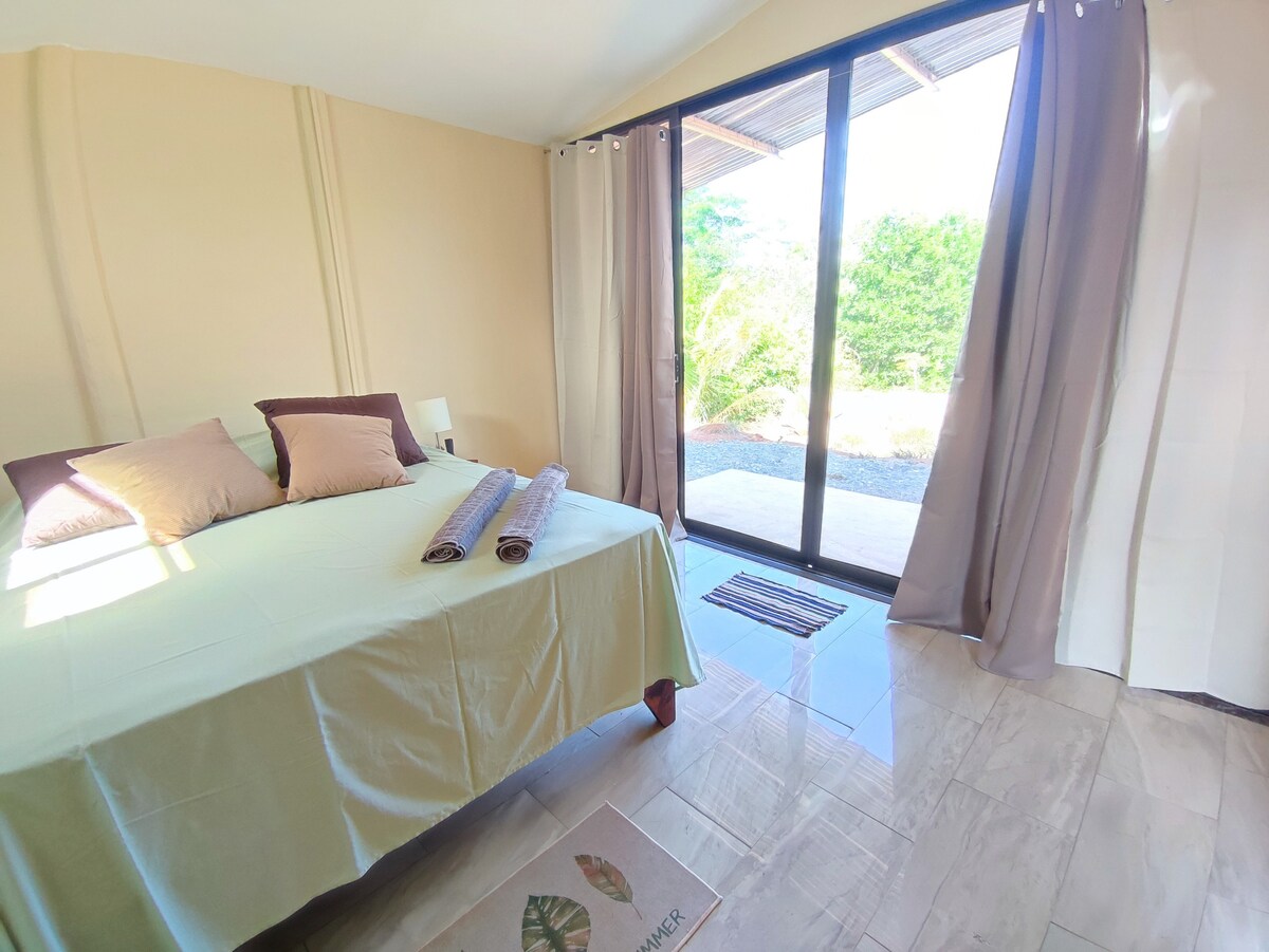 חדר פרטי עם מקלחת עם נוף לטבע, שירותים ומרפסת. 
מיטת קווין סייז