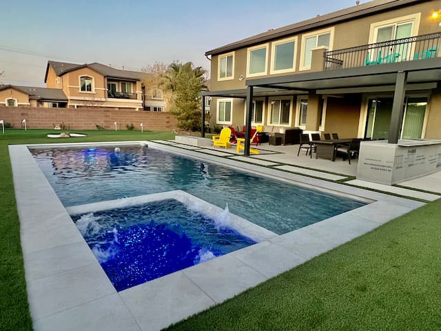 Grand Casa and Casita 3.5 miles to strip