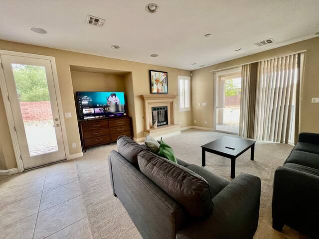 Pool, hot tub, putting green! gallery image 3