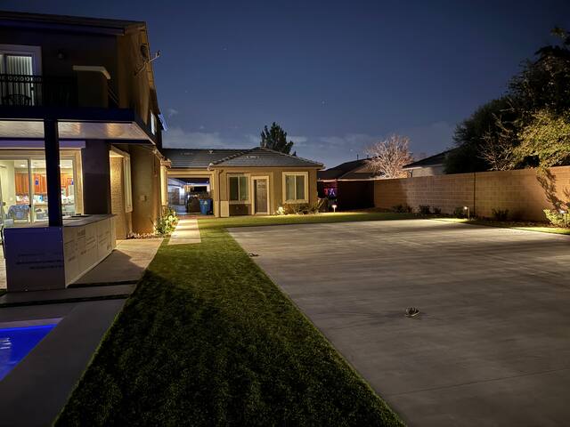 Pool, hot tub, putting green! gallery image 2