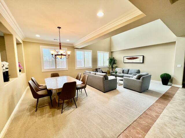 Pool, hot tub, putting green! gallery image 5