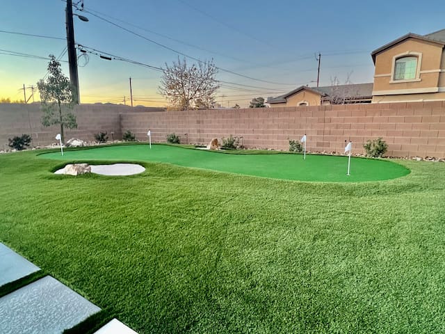 Pool, hot tub, putting green!