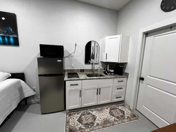 Crash Pad B-studio Apt Safe, Cozy, Clean & In Town - Hobbs, NM