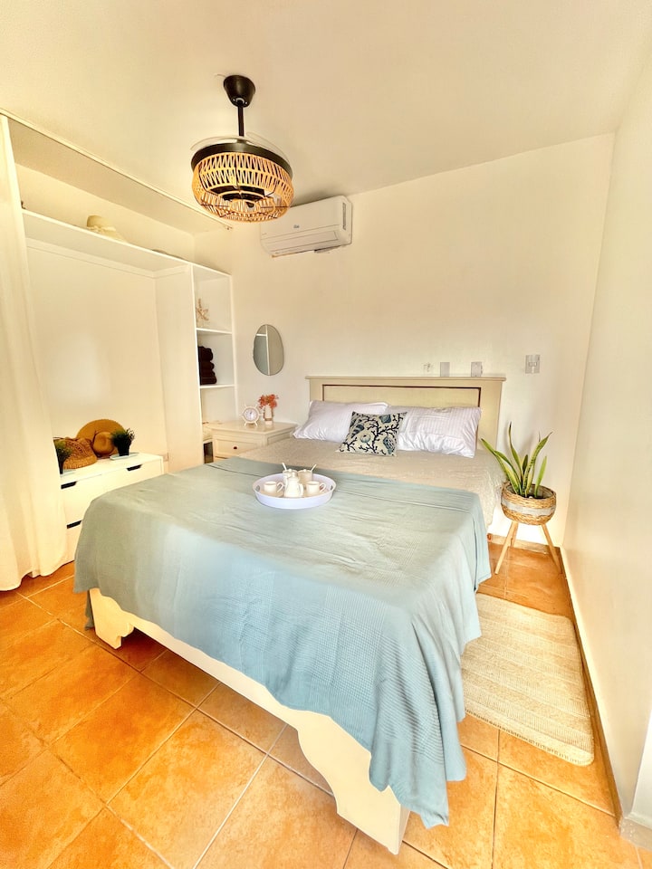 Самостојна соба со клима уред и брачен кревет (широк 150-179 см), има и поглед кон вентилаторот и океанот од некои точки на
Кревет 