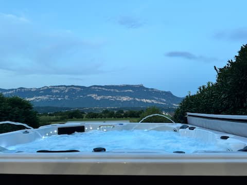 Villa & private spa • Mountain view • Lake 6 min away