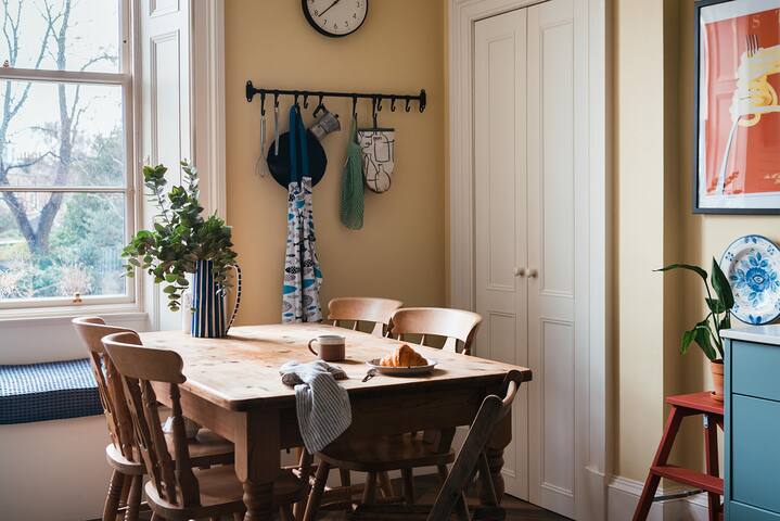 Beautiful Central Edinburgh apartment gallery image 2