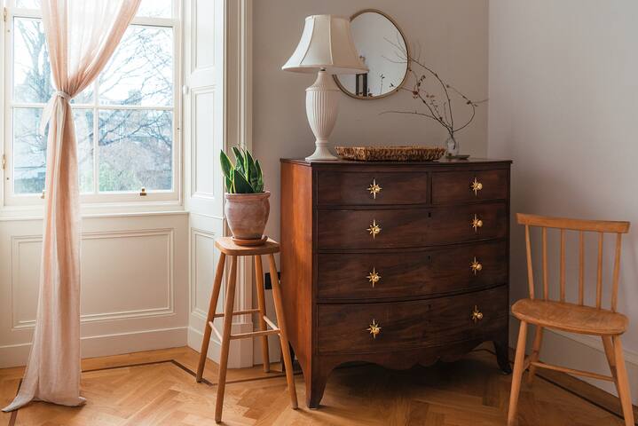 Beautiful Central Edinburgh apartment gallery image 4