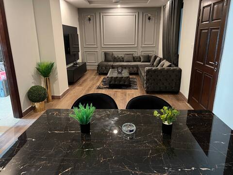 The Grey Inn-2BHK/Netflix/Wifi/Balcony/AC/Lockbox