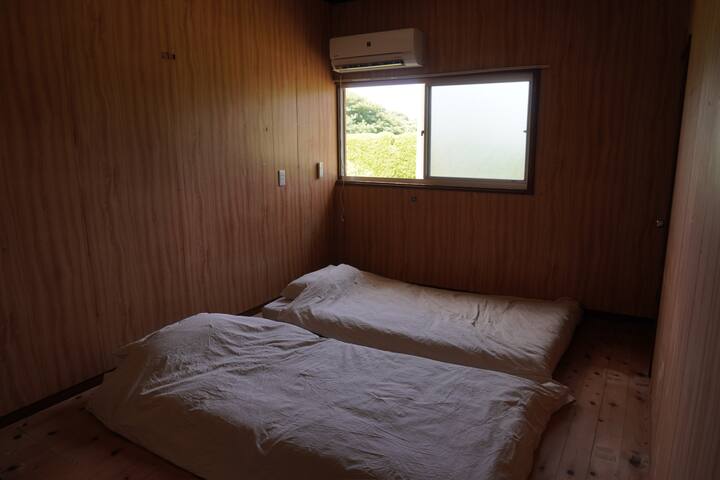 Okrem dverí sú na jednej strane sklenené dvere obrátené na chodbu.Je uzamknutá posteľnou utierkou, ale nie je vhodná pre tých, ktorí sa starajú, pretože vyteká hlasy a svetlo.