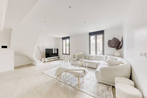 "Sumptuous Home" (family meal allowed)