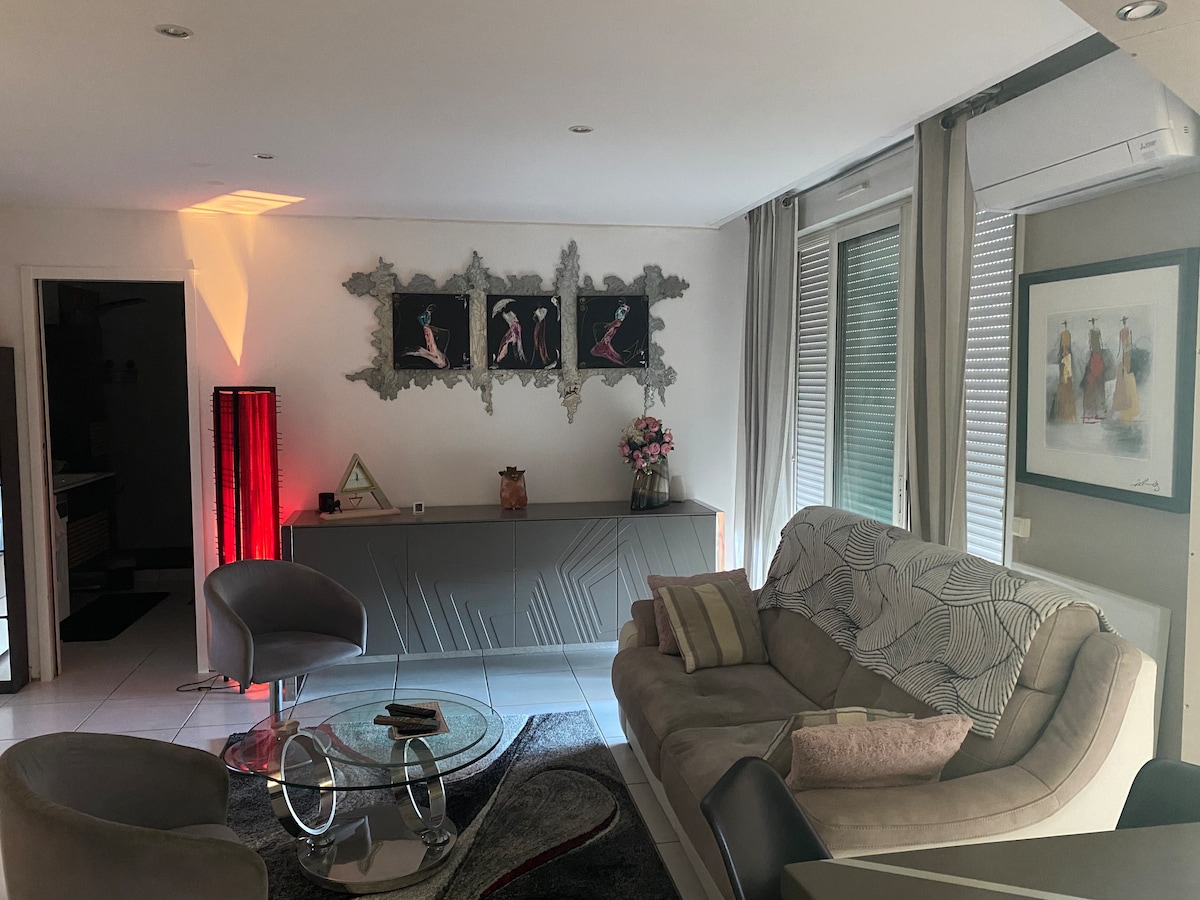 Popular Airbnb listing: 2 rooms, 15 min walk to Place de la Comédie in Croix D'argent