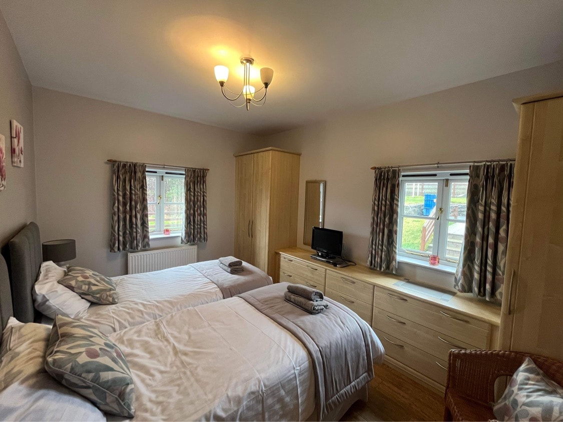 חדר שינה זוגי עם מלתחה צמודה