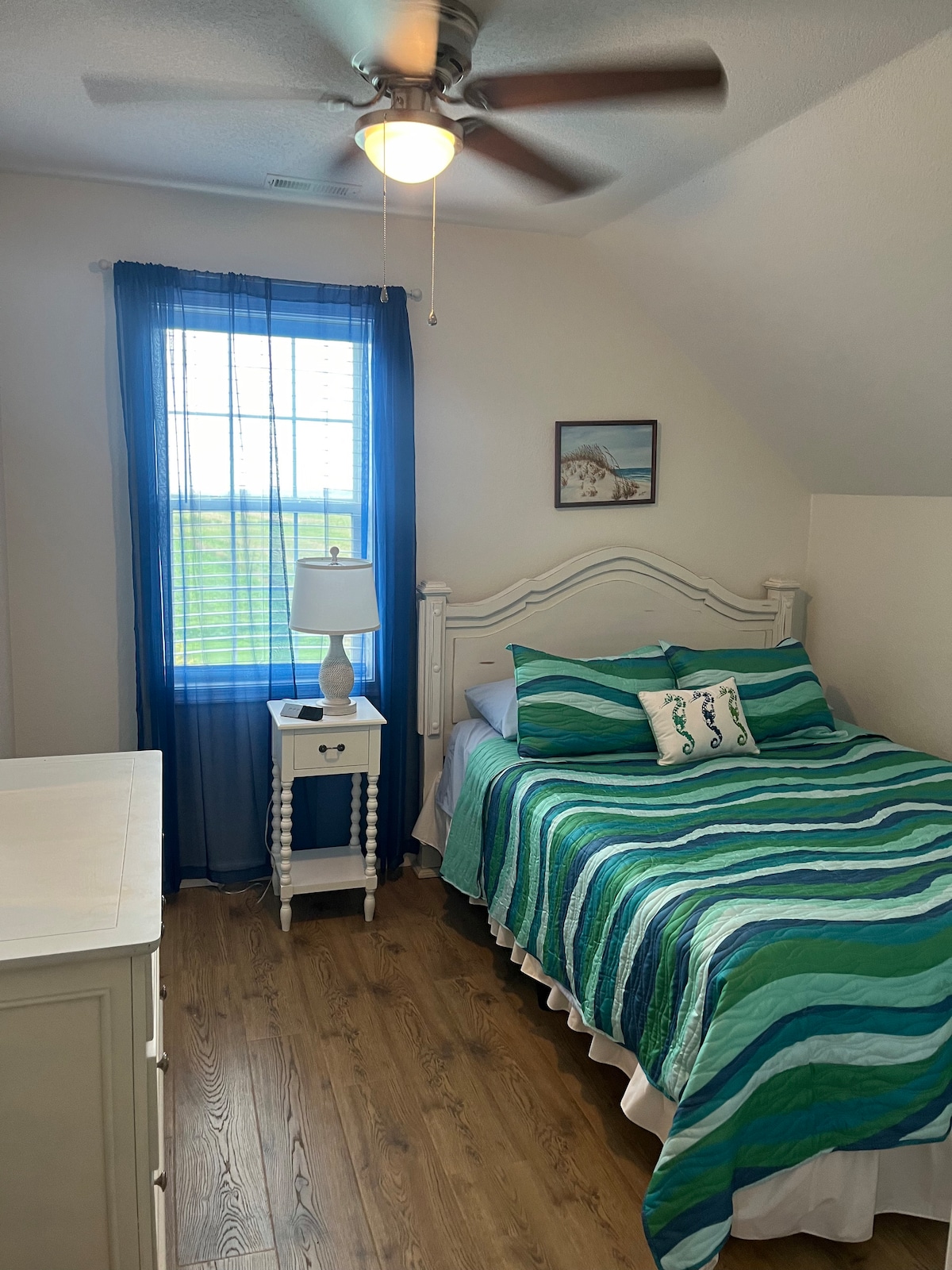 Საწოლი 152 × 203 სმ ძილის ნომრით ორმაგი გვერდითი მატრასით. 