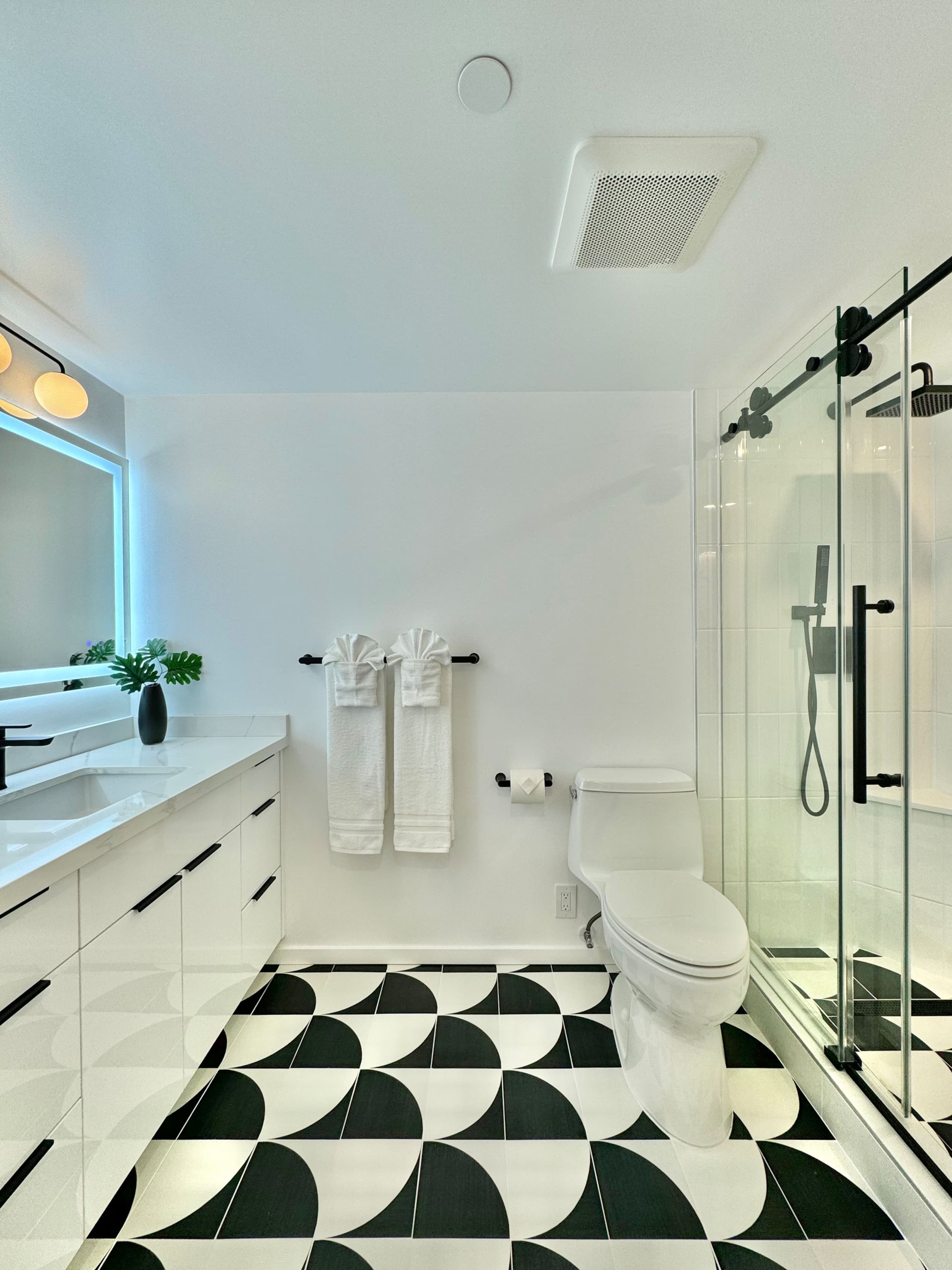 Condo in Honolulu · ★4.94 · 1 bedroom · 2 beds · 1 private bath - Image 21