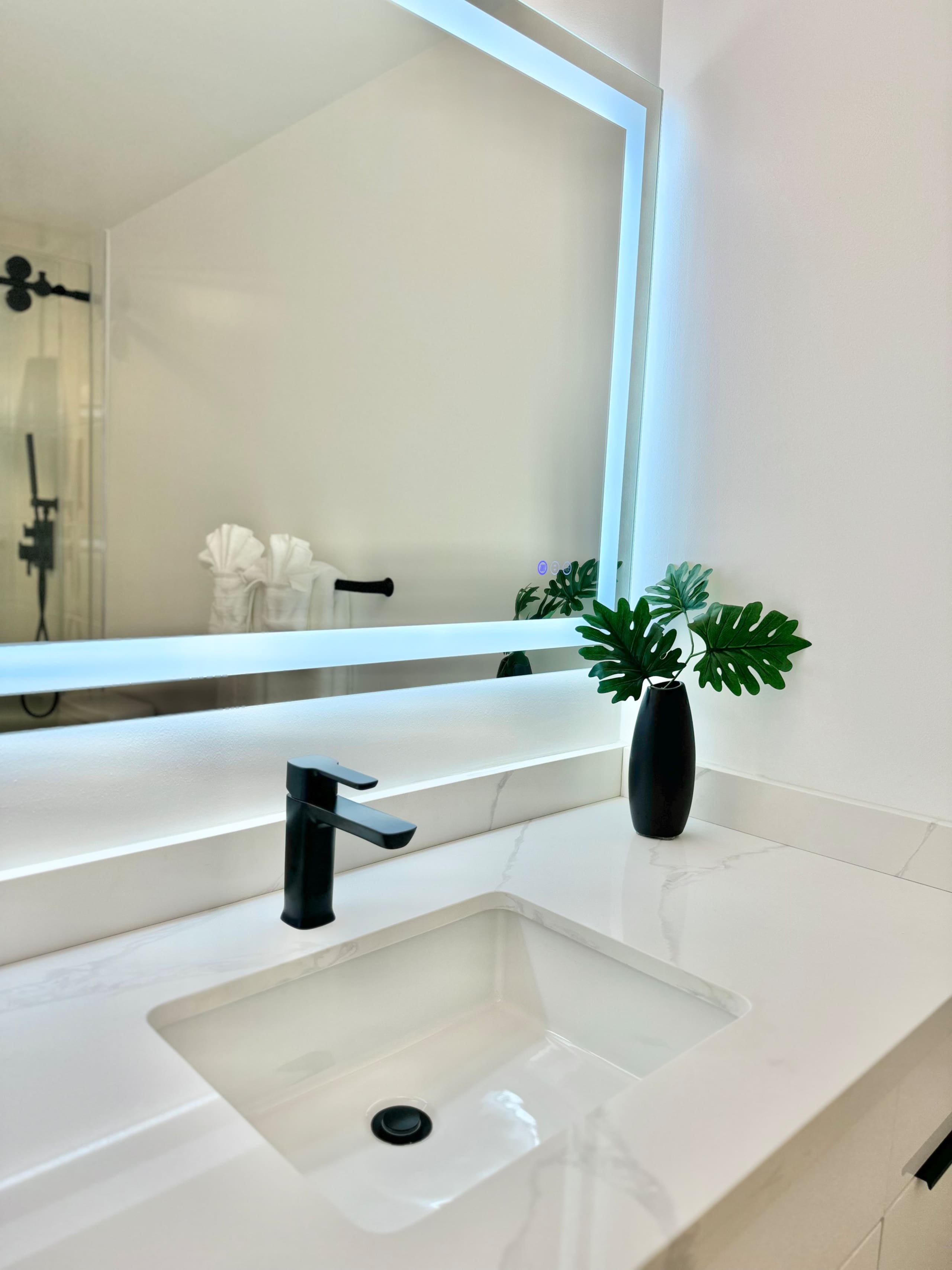 Condo in Honolulu · ★4.94 · 1 bedroom · 2 beds · 1 private bath - Image 27